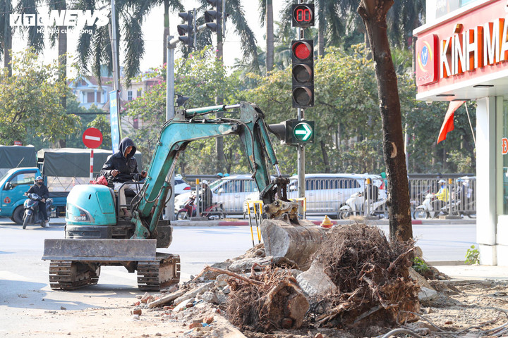 Máy móc, thiết bị được huy động để dọn dẹp.