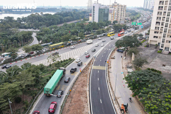 Lối kết nối ra cao tốc đã được trải nhựa, kẻ vạch đường và đưa vào khai thác, cho phép các xe lưu thông.