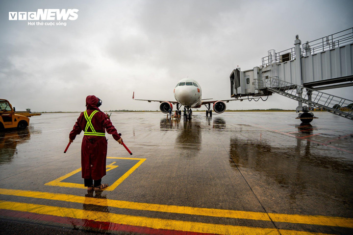 "Cảng Hàng không Phù Cát có vai trò rất quan trọng trong việc tạo động lực thúc đẩy phát triển kinh tế - xã hội, đảm bảo an ninh quốc phòng cho khu vực Nam Trung Bộ, Tây Nguyên và tỉnh Gia Lai. Sau khi công trình đường cất hạ cánh số 2, Cảng hàng không Phù Cát hoàn thành sẽ đảm bảo tiếp nhận các loại tàu bay Code C như A320, A321 và tương đương (có thể tiếp nhận các loại tàu bay Code E khi có nhu cầu)", ông Nguyễn Tự Công Hoàng, Phó Chủ tịch UBND tỉnh Gia Lai thông tin.