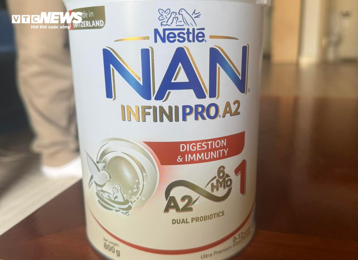 Hộp sữa NAN INFINI PRO A2 800 g chị Vân Anh mới mua cho con gái uống. (Ảnh: NVCC)