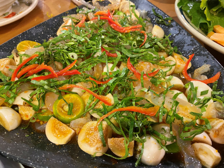 Sứa ngâm mắm nhĩ trộn cà pháo là món ăn thơm ngon, dễ làm. (Ảnh: Đại Việt)