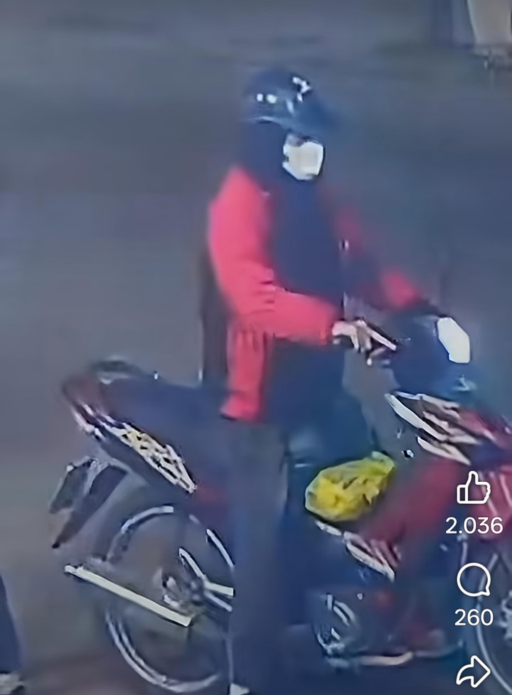 Đ.V.C lấy trộm điện thoại của người bị nạn rồi lái xe máy rời đi. (Ảnh: Cắt từ clip)