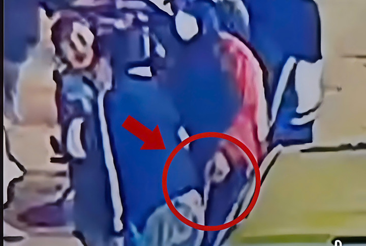 Đ.V.C giả vờ giúp người bị tai nạn rồi móc trộm điện thoại. (Ảnh cắt từ clip).