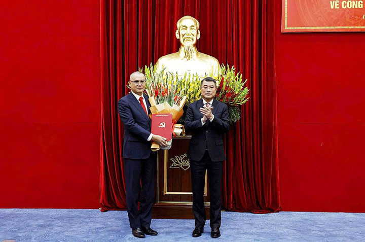 Trưởng Ban Tổ chức Trung ương Lê Minh Hưng (bên phải) trao quyết định của Bộ Chính trị điều động, chỉ định ông Phạm Đại Dương tham gia Ban Chấp hành, Ban Thường vụ và giữ chức Bí thư Tỉnh ủy tỉnh Phú Thọ nhiệm kỳ 2025-2030.