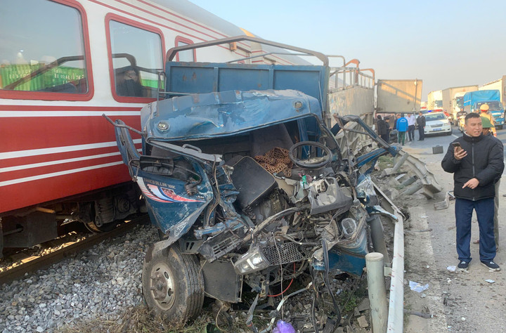 Tàu hỏa tông bay xe tải xuống vệ đường.