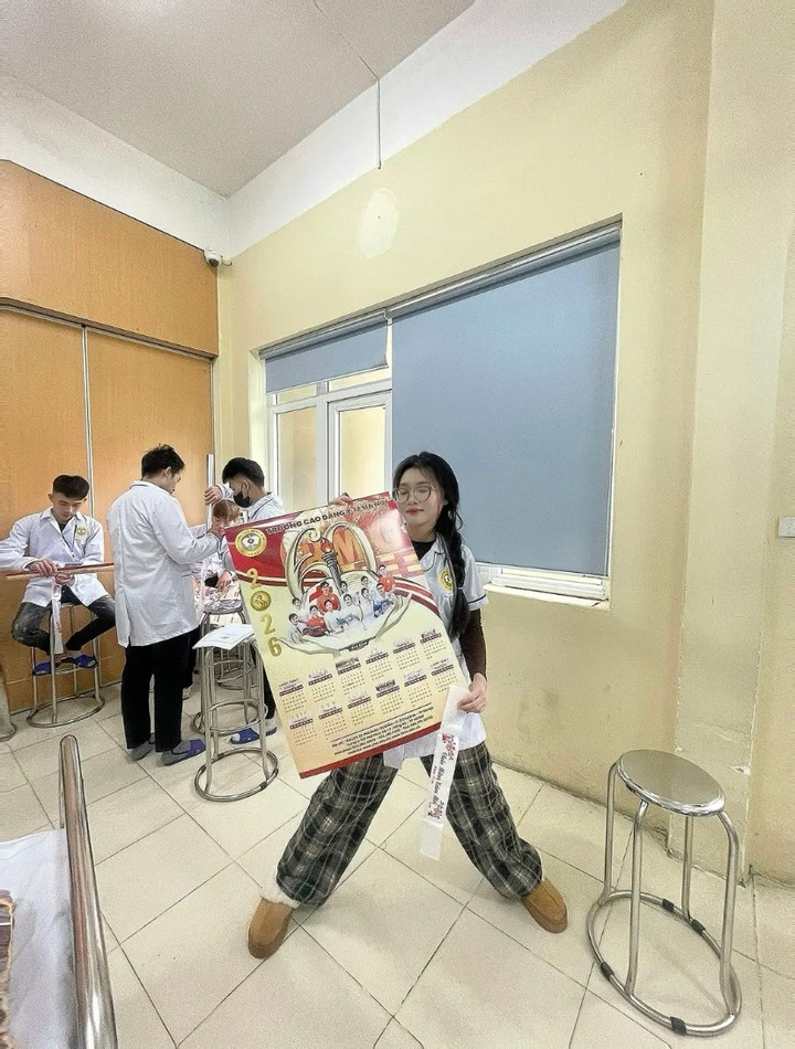 Sinh viên 'đu trend' mang lịch tết của trường về nhà - 1