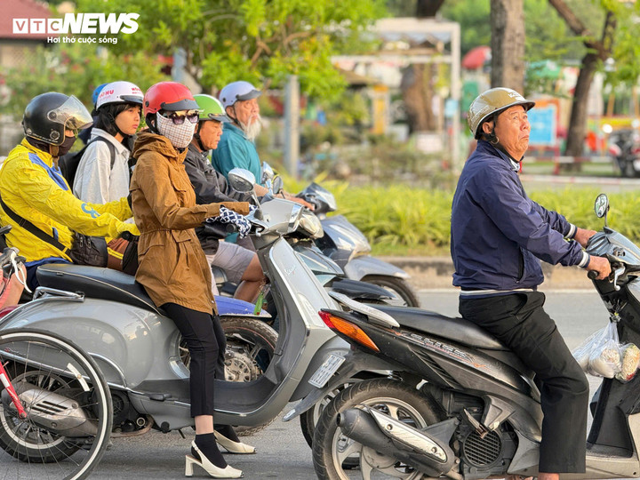 Người dân mặc áo ấm khi ra đường vào sáng nay.