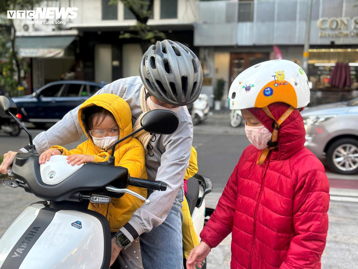 TP.HCM lạnh 17°C hiếm gặp, người dân co ro trên đường đi làm - 7