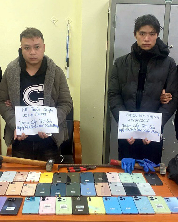 Hai đối tượng cùng tang vật. Ảnh: CACC