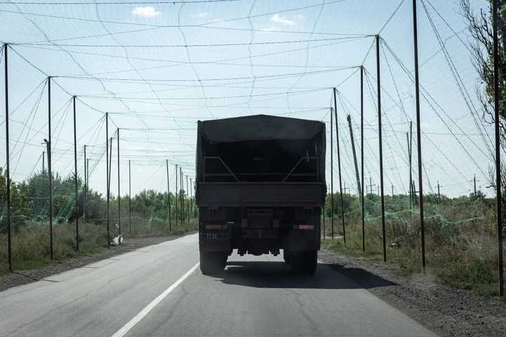 Một phương tiện quân sự Ukraine di chuyển dưới hệ thống lưới ngụy trang nhằm bảo vệ trước các đòn tấn công bằng UAV, gần thành phố tiền tuyến Pokrovsk. (Ảnh: Finbarr O’Reilly/The New York Times)