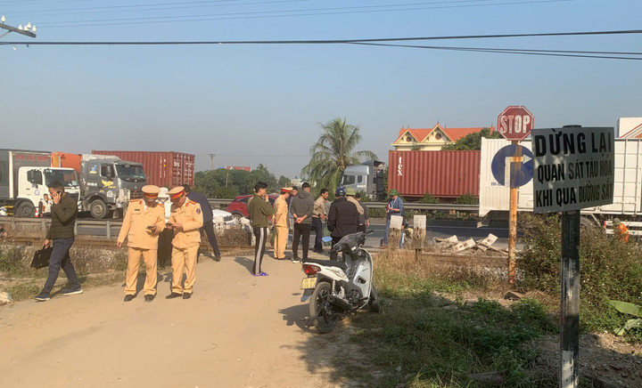 Xe tải vượt đường sắt thiếu quan sát, bị tàu hỏa tông bay xuống vệ đường - 3