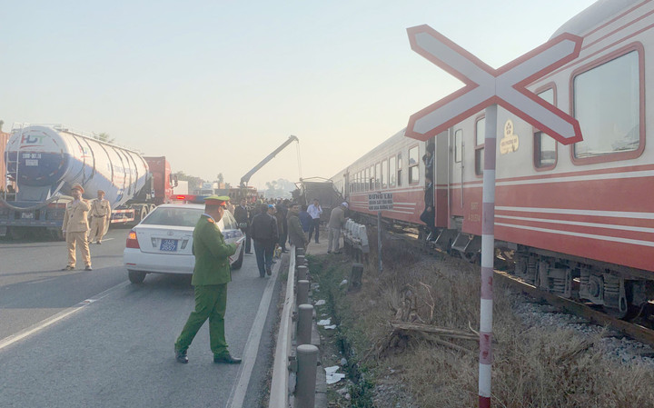 Xe tải vượt đường sắt thiếu quan sát, bị tàu hỏa tông bay xuống vệ đường - 2