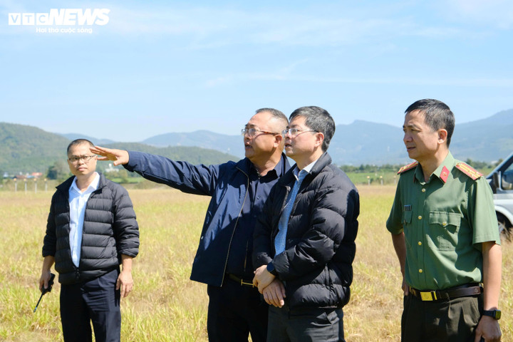 Ông Nguyễn Hồng Hải (thứ 2 từ phải qua) thị sát sân bay Liên Khương.