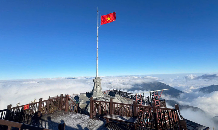 Lúc 8h sáng nay (10/1) khi nhiệt độ ở mức 0 độ C, đỉnh Fansipan xuất hiện băng tuyết.