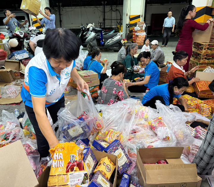 Người dân TP.HCM gửi tất cả tấm lòng cho miền Trung trong đợt lũ lịch sử tháng 11.