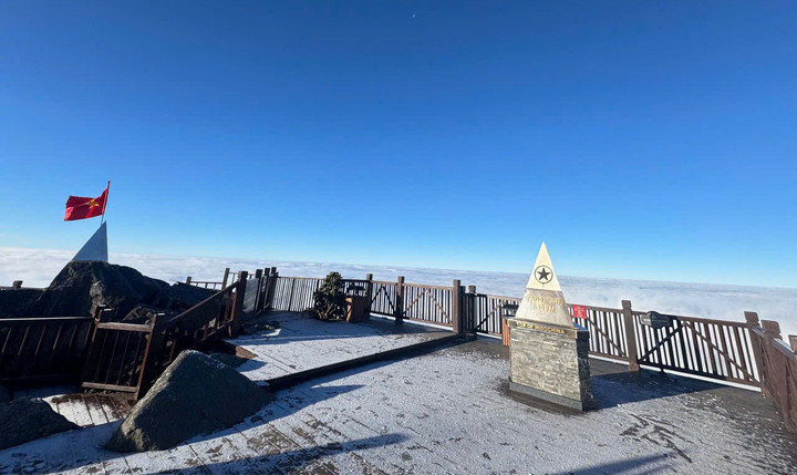 Băng giá ở khu vực chóp đỉnh cao 3.143m, đọng trên từng cành cây, ngọn cỏ.