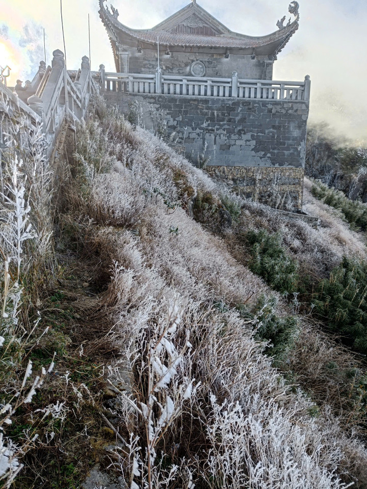 Sáng nay đỉnh Fansipan xuất hiện băng tuyết - 3