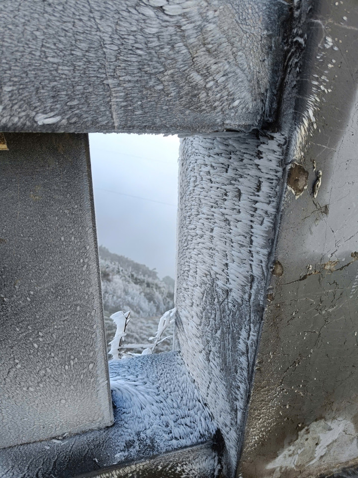 Sáng nay đỉnh Fansipan xuất hiện băng tuyết - 6