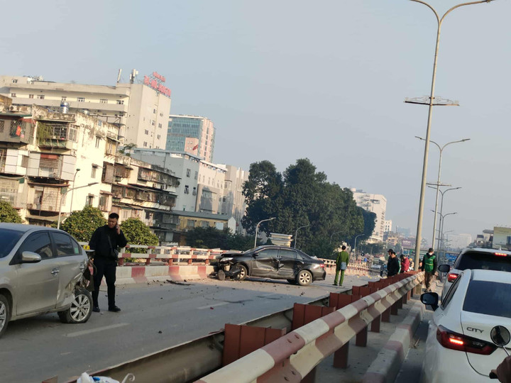 Vụ tai nạn khiến các phương tiện hư hỏng nặng, một người tử vong.