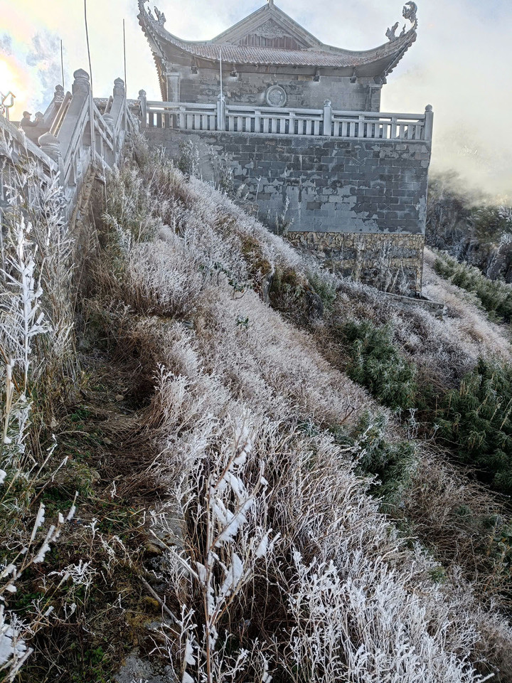 Sáng nay đỉnh Fansipan xuất hiện băng tuyết - 7