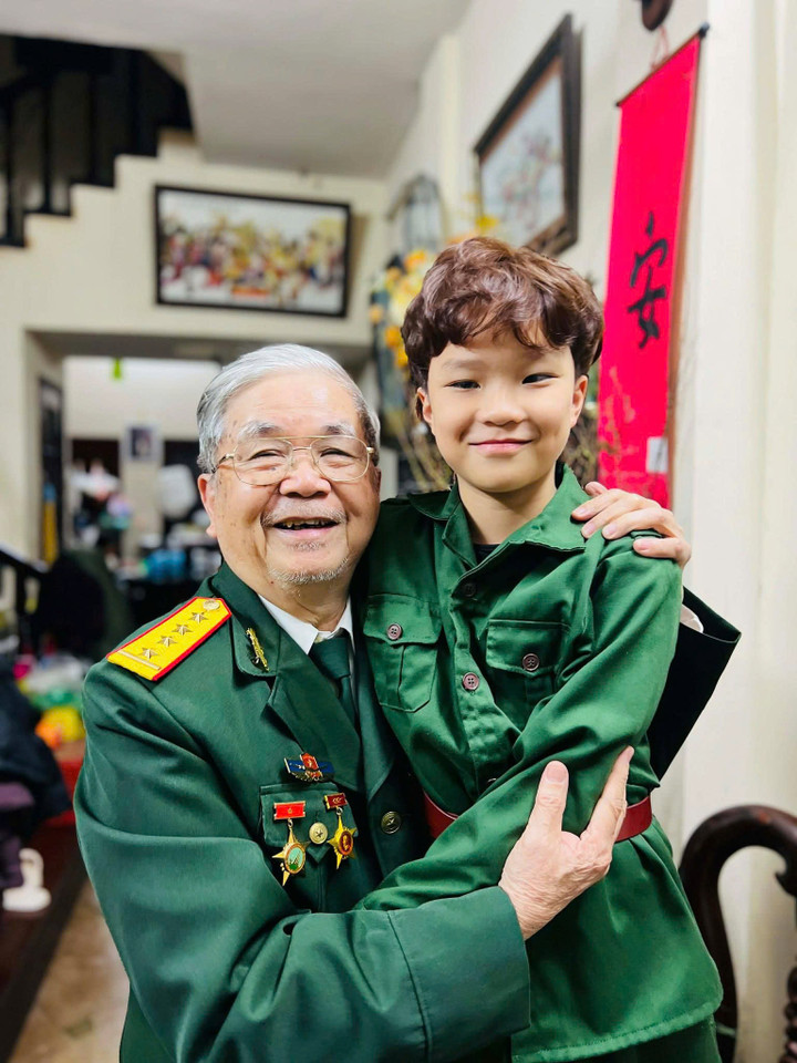 Ông Phạm Trung Hiếu và bé Vũ Phạm Minh Khang.