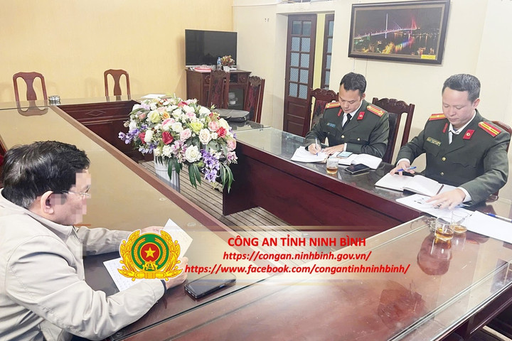 Ông T.V.Q được mời tới làm việc tại cơ quan công an. (Ảnh: Công an tỉnh Ninh Bình)