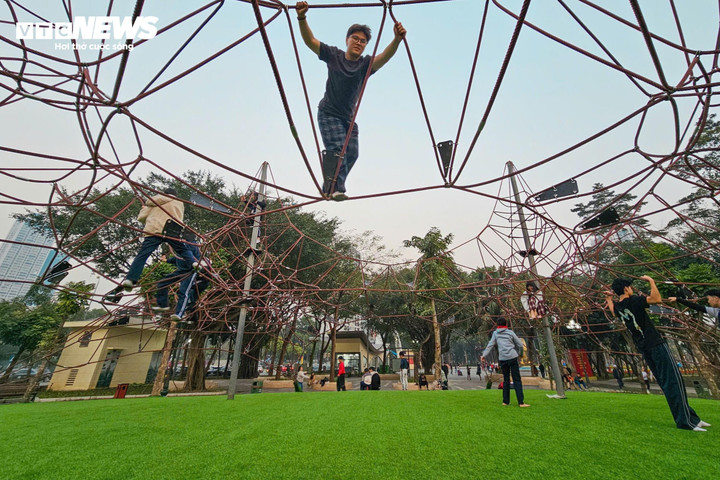 Theo ghi nhận, vào các khung giờ cao điểm buổi chiều và cuối tuần, lượng người dân đến công viên tăng mạnh, trong đó trẻ em, thanh thiếu niên chiếm tỷ lệ lớn.