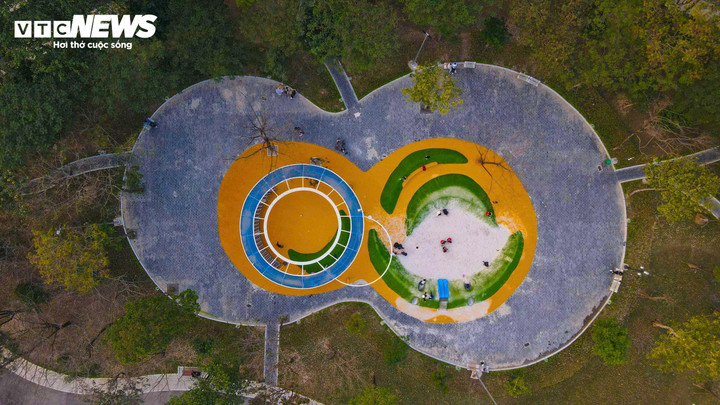 Hệ thống cây xanh, thảm cỏ, ku vực trồng hoa được cải tạo, bổ sung; cảnh quan được tổ chức lại hài hòa, thông thoáng hơn.