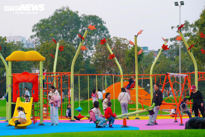 Ghi nhận của PV Báo Điện tử VTC News, một trong những điểm thay đổi rõ nét nhất sau cải tạo là khu vui chơi dành cho trẻ em. Thay vì các thiết bị đơn giản, manh mún như trước, công viên được đầu tư các khu vui chơi liên hoàn với thiết kế đa dạng, hiện đại và đảm bảo an toàn.