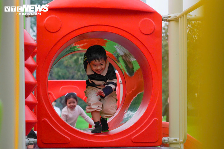 Nhiều khu vui chơi tại công viên Cầu Giấy hiện nay được đánh giá có quy mô và chất lượng tương đương các khu vui chơi trong trung tâm thương mại, vốn là lựa chọn phổ biến của các gia đình trẻ tại Hà Nội. Chị Nguyễn Thị Lệ, người dân phường Cầu Giấy cho biết: “Tại công viên các trò chơi đa dạng, thiết kế an toàn, không gian lại rộng rãi, thoáng mát nên gia đình tôi thường xuyên đưa con ra đây vui chơi thay vì phải vào trung tâm thương mại như trước”.