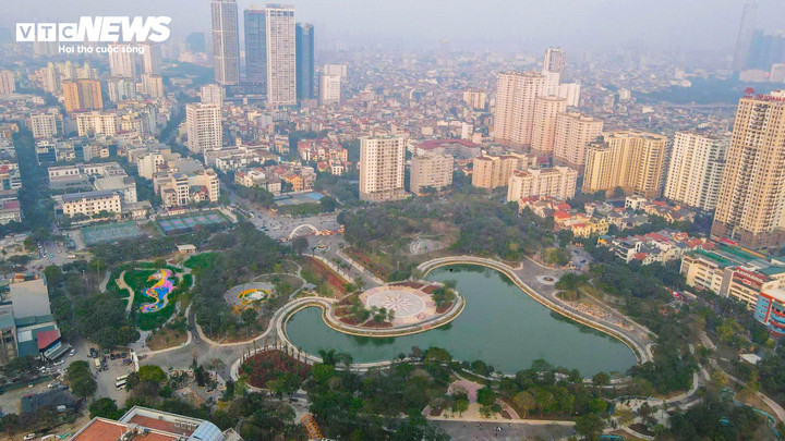 Công viên Cầu Giấy có diện tích 6.540 m², đưa vào hoạt động từ năm 2014 với tổng mức đầu tư ban đầu khoảng 8 tỷ đồng từ nguồn xã hội hóa.