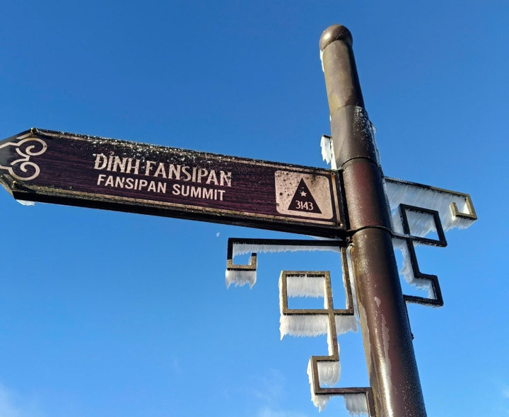 Sáng nay đỉnh Fansipan xuất hiện băng tuyết - 13