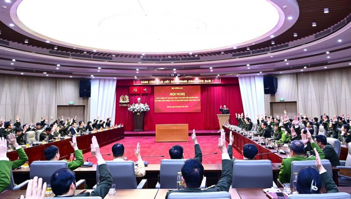 119/119 cử tri có mặt biểu quyết đồng ý giới thiệu ứng cử ĐBQH đối với 4 đồng chí, đạt tỷ lệ 100%. (Ảnh: CAND)