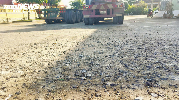 Bánh xe đè trên nền đất khiến kết cầu nền bị vỡ, cát sạn vỡ vụn vương vãi khắp nơi khiến nơi thờ tự danh nhân trở nên nhếch nhác.