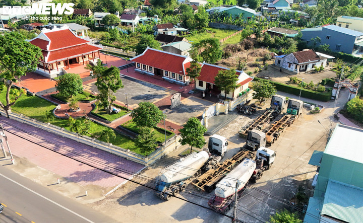 Theo ghi nhận của PV Báo Điện tử VTC News, những ngày qua, khuôn viên đền thờ nhà soạn tuồng, Danh nhân văn hóa Đào Tấn tại xã Tuy Phước (tỉnh Gia Lai) đang bị chiếm dụng làm bãi đỗ xe.