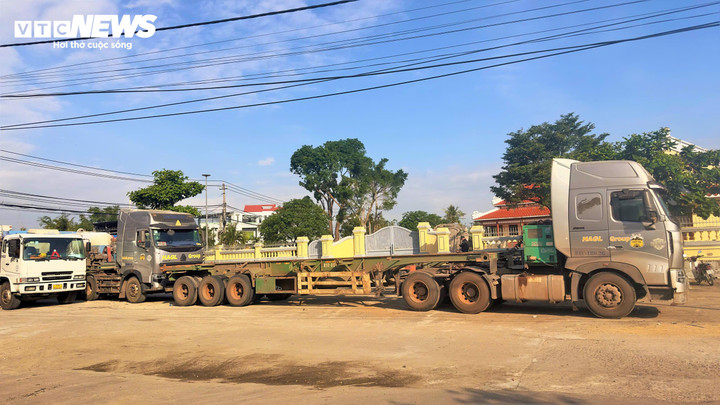 Những xe bồn, container dài dằng dặc dàn hàng ngang, bịt kín lối đi vào cổng đền.