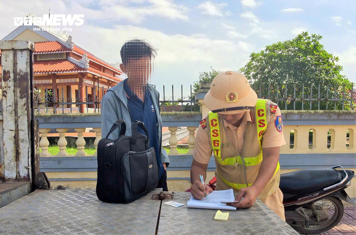 Sáng 11/1, Phòng Cảnh sát giao thông Công an tỉnh Gia Lai thông tin đơn vị đã xác minh và triệu tập các chủ xe bồn, container đỗ tại đền Danh nhân Đào Tấn, lập biên bản xử phạt 5 chủ xe về hành vi đỗ xe không đúng nơi quy định.