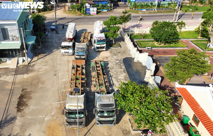 Không gian trang trọng, tôn nghiêm cần được bảo vệ này trở thành chốn đi về của dàn xe container, xe bồn, xe đông lạnh...