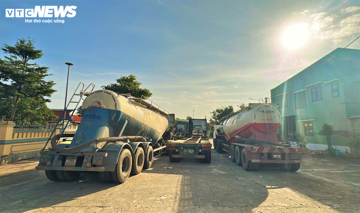 Ngay từ lối cổng chính dẫn vào đền thờ Danh nhân văn hóa Đào Tấn, cảnh tượng đập vào mắt không phải là sự tôn nghiêm, tĩnh lặng mà là hàng loạt xe tải hạng nặng.