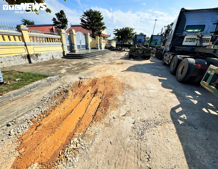 Theo người quản lý trông coi đền thờ Danh nhân văn hoá Đào Tấn, mặc dù việc đậu ô tô tải trong sân đền thờ bị cấm, vào đêm khuya, các tài xế vẫn lén đưa xe vào. Lúc người trông coi đền đi tìm tài xế thì không biết ở đâu.