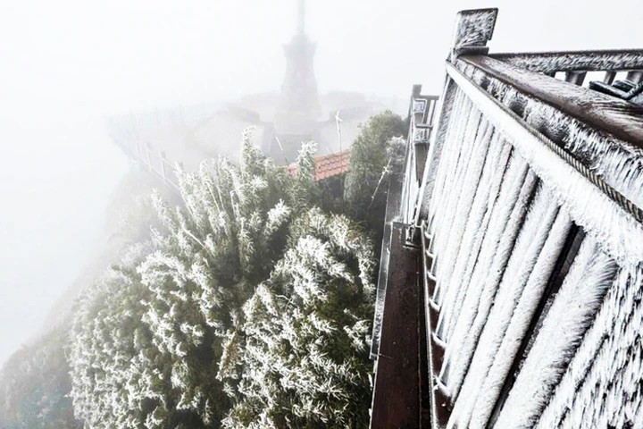 Ban ngày nắng hanh nhưng đêm và sáng sớm, miền Bắc vẫn chìm trong giá rét, đề phòng băng giá và sương muối. (Ảnh minh hoạ)