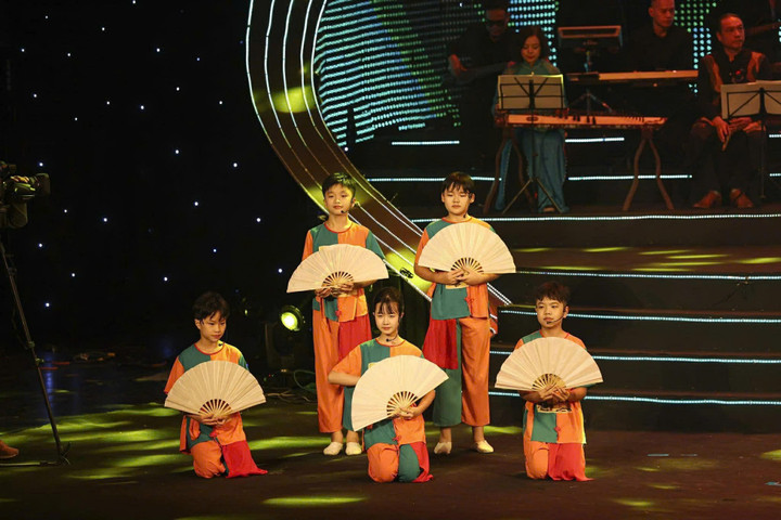 Các bé thiếu nhi biểu diễn tại "Với Đảng vẹn toàn niềm tin yêu".