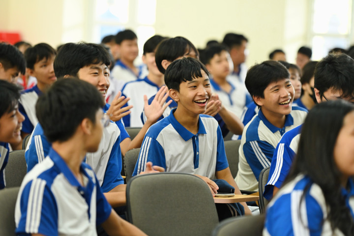 Học sinh Côn Đảo hào hứng khi được chia sẻ về kiến thức công nghệ và nhận bộ học liệu.