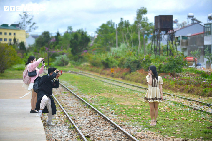 Du khách check-in nhà ga giữa trung tâm Đà Lạt.