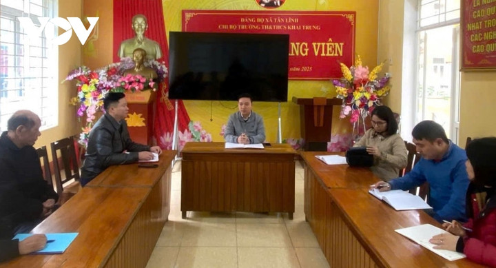 Lãnh đạo UBND xã Tân Lĩnh làm việc với nhà trường.