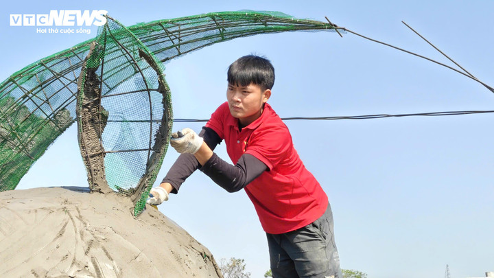 Anh Bùi Văn Quân đang hoàn thiện "Ngựa Thương" để mang ra đấu giá trong dịp Tết sắp tới