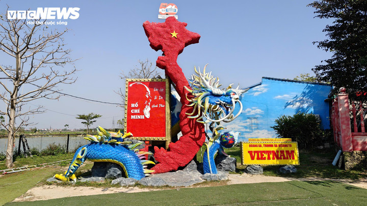 Tác phẩm 50 năm Ngày Giải phóng miền Nam, thống nhất đất nước của Bùi Văn Quân được trưng bày tại khu vườn Hạnh Phúc của anh.