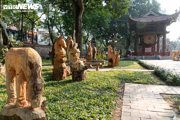 Loạt tượng gỗ trưng bày tại triển lãm là các tác phẩm do nhà nghiên cứu văn hóa Tây Nguyên Đặng Minh Tâm cùng học sinh, sinh viên nhiều trường tại Đà Lạt thực hiện, dựa trên văn hóa, thẩm mỹ nghề tạc tượng nhà mồ Tây Nguyên, kết hợp yếu tố nghệ thuật hiện đại.