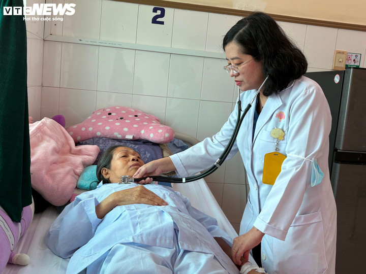 Thời tiết trở lạnh tác động nhiều đến sức khoẻ nhóm người cao tuổi.