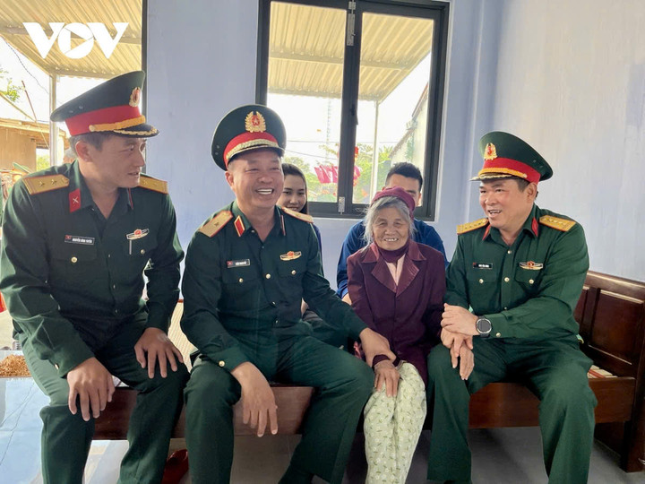 Bộ đội Quân khu 5 và Bộ đội tỉnh Đắk Lắk chia vui với bà con nhân dân địa phương vùng lũ khi nhận nhà mới.